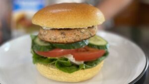 How to cook salmon burgers